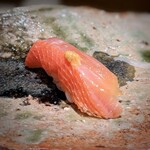 たかおか - 握りのスタートは不動の金目鯛。骨の出汁でヅケにされています。凝縮された旨みは唯一無二です。