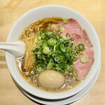 京都ラーメン 森井 - 熟成醤油味玉ラーメン 880円(税込)
※太麺、麺→かため、ネギ→多め、背油→普通
2023年1月25日