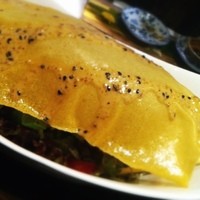 神戸座屋 - 山芋の入ったサラダの上には揚げた春巻の皮