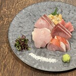 魚屋酒場フィッシャー - 季節の天然魚のみを使用したお刺身盛り合わせ