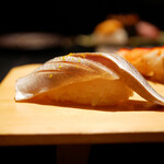 Sushi Somei - ◇小鰭
                        酢橘の香りを乗せて身の旨みが膨らむ。