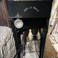 Vintage with Restaurant - ◎ビルの地下に降りて行くとお店がある。