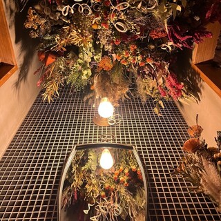 ドライフラワーの飾りがインスタ映えするお洒落な店内☆
