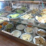 2013.06 料理は店内のガラスケースから選びます。お値段は１００円からあってお刺身系は４００円台♪