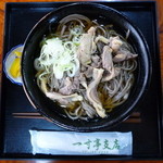 一寸亭 - 定番の冷たい肉そば