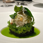 ラ・ヴァガボンド - 兵庫産松葉蟹　花わさび　黒米サラダ　えんどう豆のピューレ　クルトン　ハーブソース