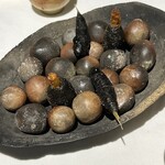 ラ・ヴァガボンド - イカ墨を練り込んだベニエのワカサギ山ウド