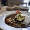 ポッターズ - ◆カレーはルーたっぷりで、軽くソテーした茄子やピクルス添え。