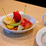 日本橋ロータス - 【トースト バター＆蜂蜜＆シナモン＠税込750】フレッシュフルーツの盛り合わせ