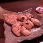 BAR010 - ◆チャームはおかきとお煎餅。このBARには合わないような。 フルーツなどの方が合いそうですけれど、チャージが880円ですから。(^◇^;)