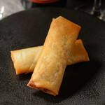Fried spring rolls with bamboo shoots and shiitake mushrooms (2 pieces)