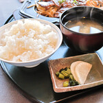 エリエールゴルフクラブ松山 - ご飯、みそ汁、漬物