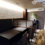 レスプリシナノ - シックで落ち着いた店内