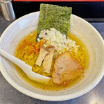 石山商店 - 白醤油の黄金色のスープに綺麗に並べられた具材が美しいです