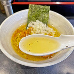 石山商店 - 白醤油のスープはブラックペッパーの風味がとても良く合っていて、とても美味しいスープ