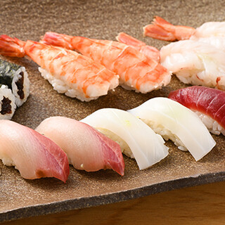 寿司職人が握る鮮魚を使ったお寿司や旬食材で織り成す逸品を提供