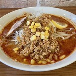 旭川らぁめん としまる - もやし、ネギの上にはたっぷりの挽肉がのっています。