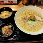 Sanukisoba Rinya - 5月でひやそばがまだ無い季節だったんで温かいそばの具材でスープだけ冷たいものを頂いてみました。