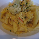 フォセッタ - カニとカリフラワーのサフラン風味クリームソースペンネ