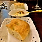 Trattoria NOTO - 20230111自家製パンと竹炭バター
