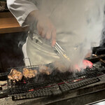 とり茶太郎 - 鳩を焼く店主