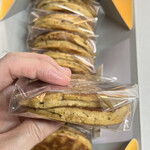 黒松本舗 草月 - 整ってないところが味わいのひとつ。