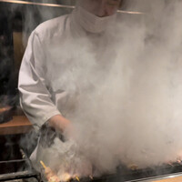 とり茶太郎 - 燻され店主金子氏、然しコレだけ目の前でも席側に煙が流れる事は皆無です！