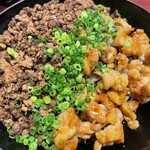 Oryouri ginza soba maruginza - 鴨そぼろと鷄照り焼き（温玉つき）二色丼1400円　銀座でこの値段では想像外の肉のボリューム。