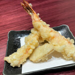 御料理銀座蕎麦 まる銀座 - 海老天蕎麦1600円　海老は大ぶり、野菜天もサービスで。