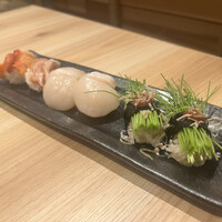 梅田 鮨割烹のの - つぶ貝、ホタテ、めねぎの握り