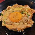 日本ばし とり鹿 - しっとり柔らかい鶏もも肉や玉ねぎや青ネギ入りの親子丼、ふっくらフワフワ玉子にもお出汁がしみ込みつゆだく～