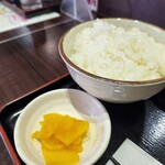 わしの食卓 - ご飯と漬け物です。