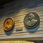 フェスティバルホール - 大阪朝日会館（1925年竣工）の25周年記念のレリーフ。　旧フェスティバルホール（1958-2008年）にも飾られていた。