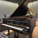 フェスティバルホール - クライバーンのサイン入り（’72年）。　ギレリス、リヒテル、アルゲリッチ、ポリーニ等、数々の巨匠が演奏した。