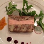サラマンジェ ド イザシ ワキサカ - 牛テールのアッシ・パルマンティエのテリーヌ　中はフォアグラ（写真はハーフ）