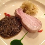 サラマンジェ ド イザシ ワキサカ - 乳飲み仔豚のﾎﾟｼｪ　タプナードソース（写真はハーフサイズ）