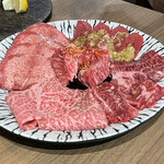 Jimbou Yakiniku Ryouriten - 奥左から時計回りで、タン、赤タン、ウチモモ、和牛塩ハラミ、赤みサガリ、（真ん中」中落ちカルビ