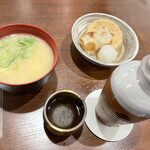 庄や - 日本酒大徳利〔燗〕とお通し、あら汁