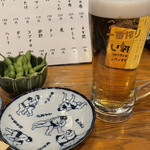 焼鳥・居酒屋 とり - 生ビール(中)(600円)とお通し(250円)の枝豆