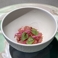 Arcon - 津本さんのメジマグロ
                    蓋を開けると玉手箱状態！
                    宮崎の津本氏が自らが考案した「津本式空極の血抜き」を施したメジマグロ、合わせたピクルスの酸味に鮪のカラスミの塩気に、ほんのりとした甘味が感じられます。