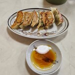 中華料理広東亭 - 餃子は下味しっかり野菜多めで大蒜も(^^)d