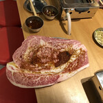 Oosaka Yakiniku Horumon Futago - はみ出てる！