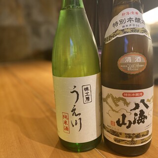 屋号を冠したオリジナル日本酒「うえ川」は料理との相性抜群！