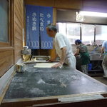 谷川米穀店 - 麺を打つご主人！