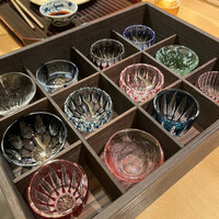 和食 いいくら - たくさんの天満切子からお猪口を選びます。