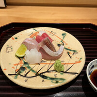 和食 いいくら - 「お造り盛り合わせ」天然本まぐろ、天然ぶり、クエ、剣先イカ。これで1人前。ボリュームが丁度良き♡