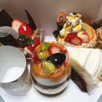 O2 - 箱の中に詰められたケーキたち