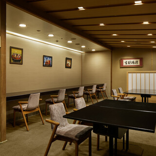 お一人様から最大16名様までご利用いただけるテーブル席です。