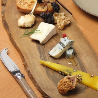 A wide variety of cheese types ◎ Rare cheeses from all over the world...