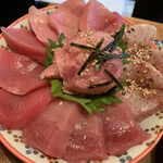 MAGURO GARAGE - 特上本マグロ丼（味噌汁、小鉢、漬物付き）
                                （本まぐろ、本まぐろ炙り、メバチ、ネギトロ）
                                1600円
                                